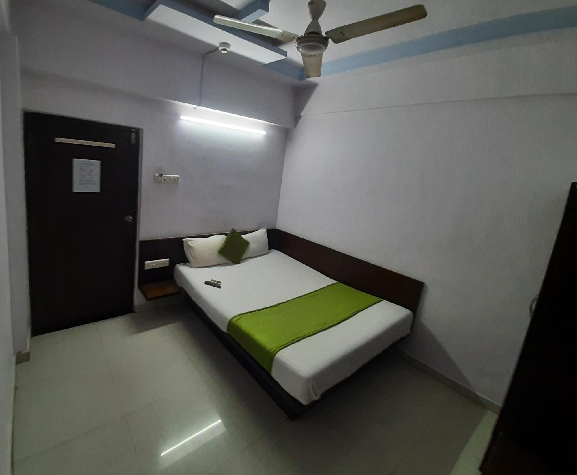 Hotel Royal Night Ahmedabad Extérieur photo