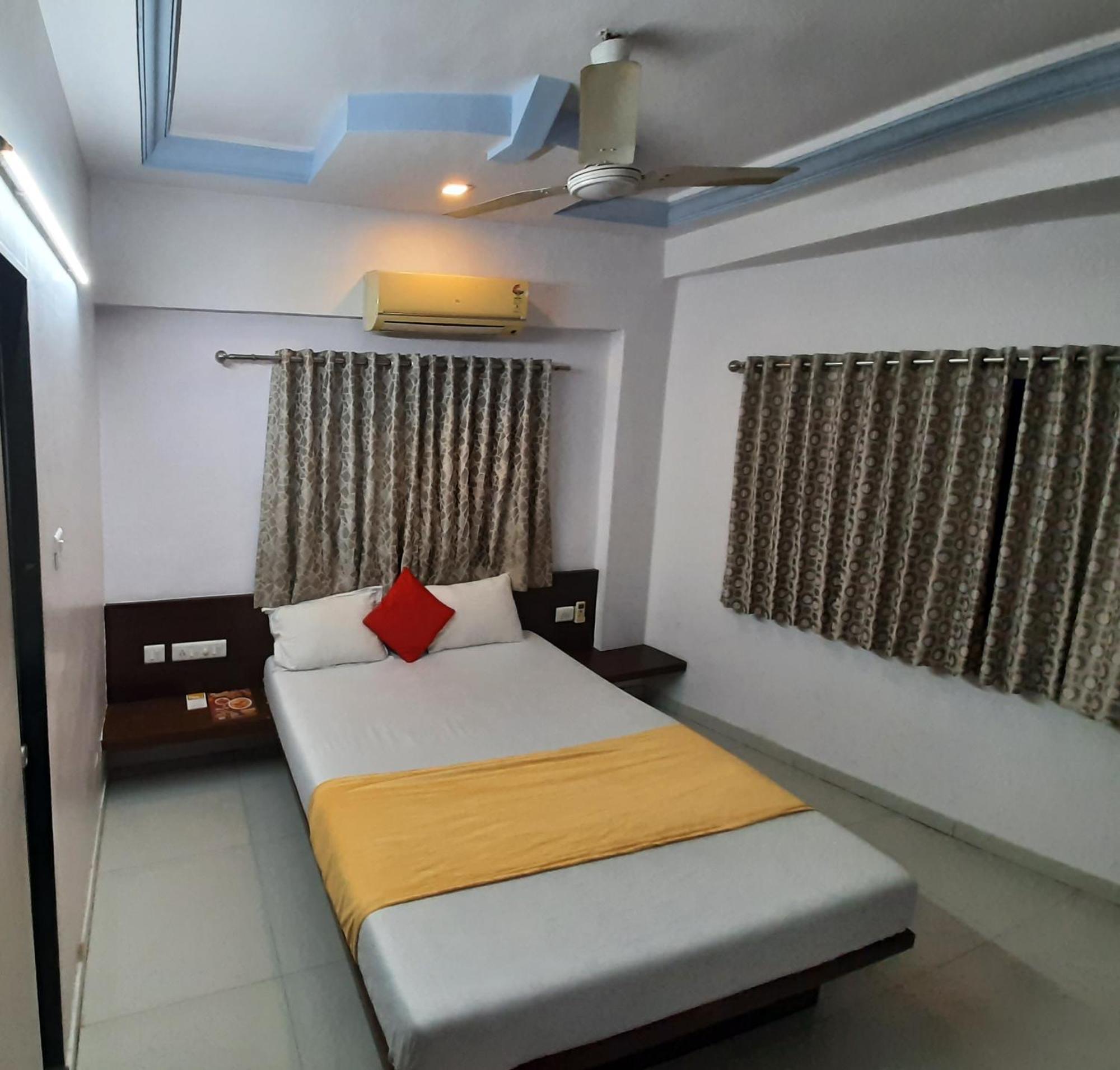 Hotel Royal Night Ahmedabad Extérieur photo